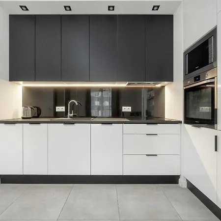 Black And White Close To The River In By Renters * 브로츠와프